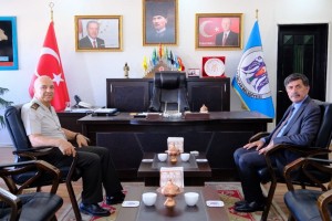 Emekliye Sevk edilen 3. Ordu Komutanı Korgeneral Yavuz Türkgenci, Belediye Başkanımız Bekir Aksun’u makamında ziyaret etti.