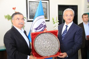 Milli Savunma Bakanı İsmet Yılmaz Erzincan Belediyesini Ziyaret Etti