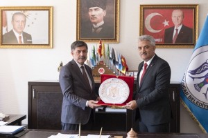 Erzincan Valisi Mehmet Makas, Belediye Başkanımız Bekir Aksun’u makamında ziyaret etti. 