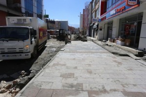Erzincan Belediyesi tretuvar çalışmalarına Merkez Çarşısı 3. Sokakta devam ediyor.
