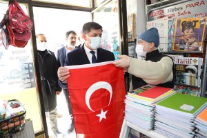 Esnafa Türk Bayrağı Dağıtıldı