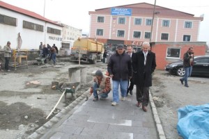 Erzincan Belediyesi yol genişletme ve düzenleme çalışmalarına devam ediyor.