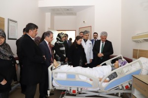 Belediye Başkanımız, Afet bölgesinden ilimize getirilerek tedavi altına alınan yaralı vatandaşlarımızı hastanede ziyaret etti