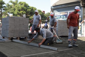 Andezit taş döşeme çalışmaları devam ediyor.