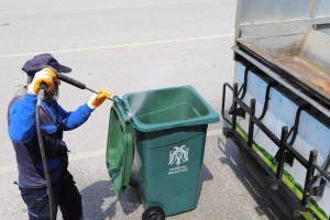 Çöp Konteynerleri Özel Yıkama Aracıyla Yıkanıp Dezenfekte Ediliyor