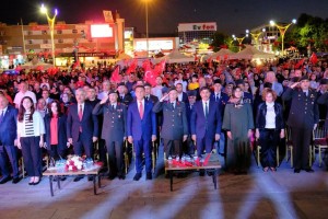 15 Temmuz Demokrasi ve Milli Birlik Günü dolayısıyla Cumhuriyet Meydanı'nda program düzenlendi.