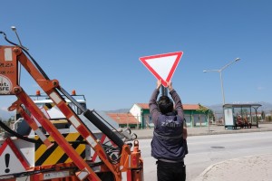 Trafik İşaret Levhalarının bakım ve onarım çalışmaları düzenli olarak devam ediyor.
